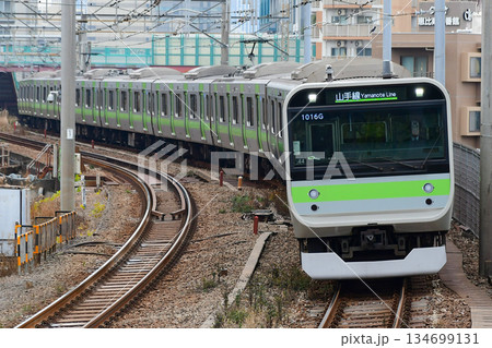 E235系0番台トウ44編成　山手線環状運転100年　205系風ラッピング 134699131