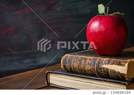 赤いリンゴと古いハードカバー本 134699184