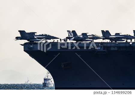 神奈川県横須賀海軍施設から出港して東京湾浦賀水道を航行する米国海軍原子力航空母艦ジョージワシントン 134699206