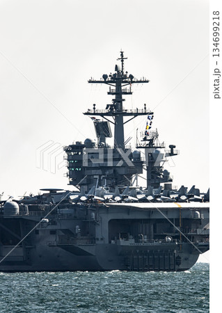 神奈川県横須賀海軍施設から出港して東京湾浦賀水道を航行する米国海軍原子力航空母艦ジョージワシントン 134699218