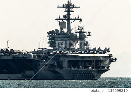 神奈川県横須賀海軍施設から出港して東京湾浦賀水道を航行する米国海軍原子力航空母艦ジョージワシントン 134699219