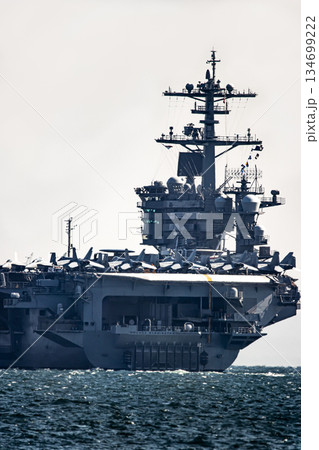 神奈川県横須賀海軍施設から出港して東京湾浦賀水道を航行する米国海軍原子力航空母艦ジョージワシントン 134699222