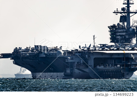 神奈川県横須賀海軍施設から出港して東京湾浦賀水道を航行する米国海軍原子力航空母艦ジョージワシントン 134699223
