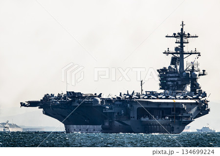 神奈川県横須賀海軍施設から出港して東京湾浦賀水道を航行する米国海軍原子力航空母艦ジョージワシントン 134699224