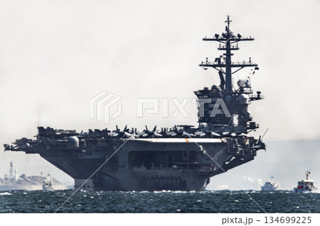 神奈川県横須賀海軍施設から出港して東京湾浦賀水道を航行する米国海軍原子力航空母艦ジョージワシントン 134699225
