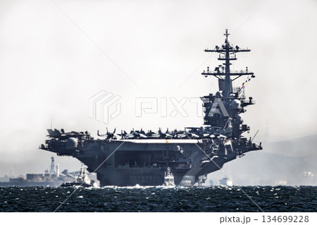 神奈川県横須賀海軍施設から出港して東京湾浦賀水道を航行する米国海軍原子力航空母艦ジョージワシントン 134699228