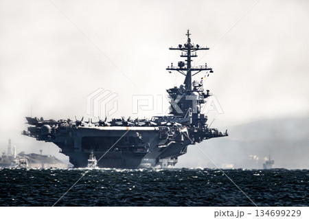 神奈川県横須賀海軍施設から出港して東京湾浦賀水道を航行する米国海軍原子力航空母艦ジョージワシントン 134699229