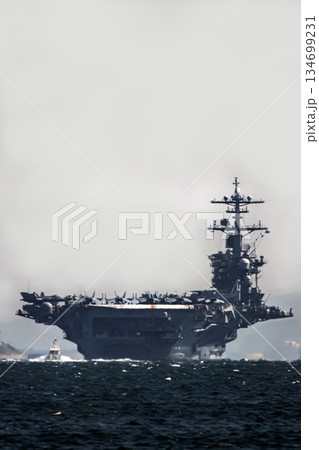 神奈川県横須賀海軍施設から出港して東京湾浦賀水道を航行する米国海軍原子力航空母艦ジョージワシントン 134699231