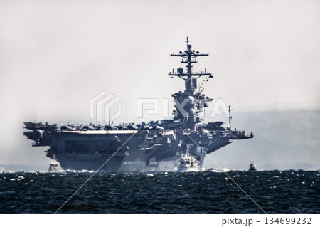 神奈川県横須賀海軍施設から出港して東京湾浦賀水道を航行する米国海軍原子力航空母艦ジョージワシントン 134699232