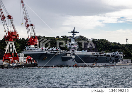 神奈川県横須賀海軍施設に停泊し戦闘機を艦載しているアメリカ海軍原子力航空母艦ジョージワシントン 134699236