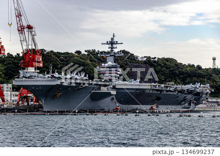 神奈川県横須賀海軍施設に停泊し戦闘機を艦載しているアメリカ海軍原子力航空母艦ジョージワシントン 神奈川県横須賀海軍施設に停泊し戦闘機を艦載しているアメリカ海軍原子力航空母艦ジョージワシントン 134699237