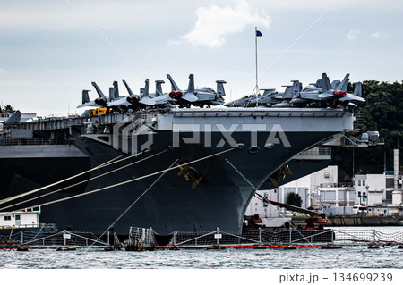 神奈川県横須賀海軍施設に停泊し戦闘機を艦載しているアメリカ海軍原子力航空母艦ジョージワシントン 134699239
