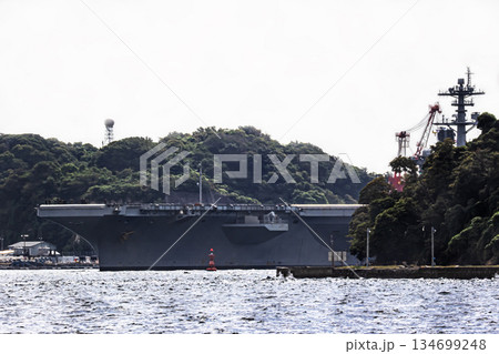 神奈川県横須賀海軍施設から出港して東京湾浦賀水道を航行する米国海軍原子力航空母艦ジョージワシントン 神奈川県横須賀海軍施設から出港して東京湾浦賀水道を航行する米国海軍原子力航空母艦ジョージワシントン 134699248