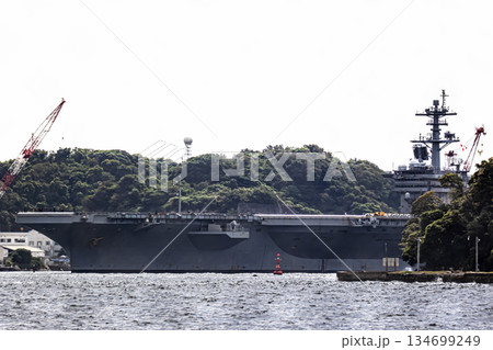 神奈川県横須賀海軍施設から出港して東京湾浦賀水道を航行する米国海軍原子力航空母艦ジョージワシントン 神奈川県横須賀海軍施設から出港して東京湾浦賀水道を航行する米国海軍原子力航空母艦ジョージワシントン 134699249