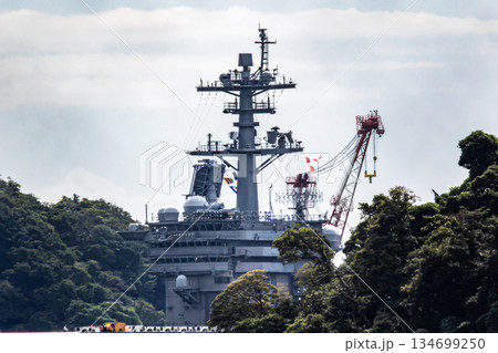 神奈川県横須賀海軍施設から出港して東京湾浦賀水道を航行する米国海軍原子力航空母艦ジョージワシントン 134699250
