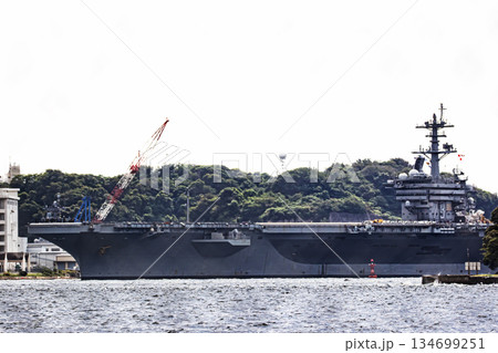 神奈川県横須賀海軍施設から出港して東京湾浦賀水道を航行する米国海軍原子力航空母艦ジョージワシントン 134699251