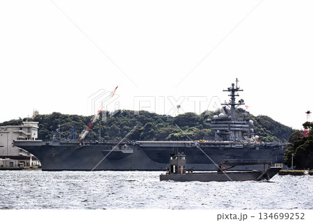 神奈川県横須賀海軍施設から出港して東京湾浦賀水道を航行する米国海軍原子力航空母艦ジョージワシントン 134699252