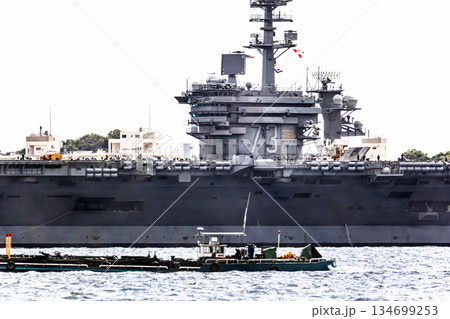 神奈川県横須賀海軍施設から出港して東京湾浦賀水道を航行する米国海軍原子力航空母艦ジョージワシントン 134699253