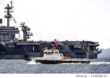 神奈川県横須賀海軍施設から出港して東京湾浦賀水道を航行する米国海軍原子力航空母艦ジョージワシントン 134699255