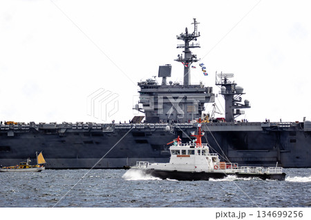 神奈川県横須賀海軍施設から出港して東京湾浦賀水道を航行する米国海軍原子力航空母艦ジョージワシントン 134699256
