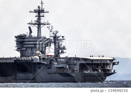 神奈川県横須賀海軍施設から出港して東京湾浦賀水道を航行する米国海軍原子力航空母艦ジョージワシントン 134699258