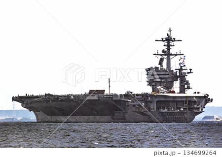 神奈川県横須賀海軍施設から出港して東京湾浦賀水道を航行する米国海軍原子力航空母艦ジョージワシントン 神奈川県横須賀海軍施設から出港して東京湾浦賀水道を航行する米国海軍原子力航空母艦ジョージワシントン 134699264