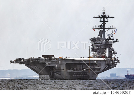 神奈川県横須賀海軍施設から出港して東京湾浦賀水道を航行する米国海軍原子力航空母艦ジョージワシントン 134699267