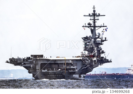 神奈川県横須賀海軍施設から出港して東京湾浦賀水道を航行する米国海軍原子力航空母艦ジョージワシントン 神奈川県横須賀海軍施設から出港して東京湾浦賀水道を航行する米国海軍原子力航空母艦ジョージワシントン 134699268