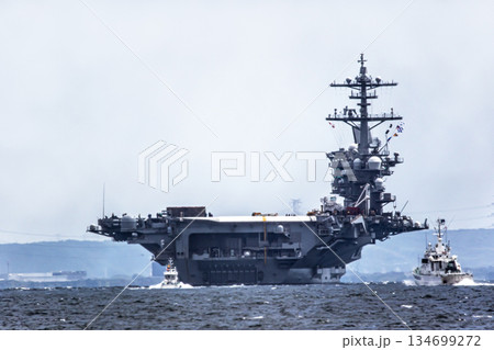 神奈川県横須賀海軍施設から出港して東京湾浦賀水道を航行する米国海軍原子力航空母艦ジョージワシントン 134699272