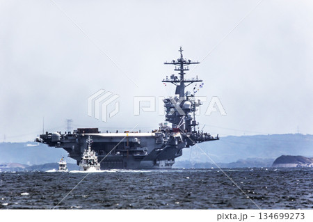 神奈川県横須賀海軍施設から出港して東京湾浦賀水道を航行する米国海軍原子力航空母艦ジョージワシントン 神奈川県横須賀海軍施設から出港して東京湾浦賀水道を航行する米国海軍原子力航空母艦ジョージワシントン 134699273
