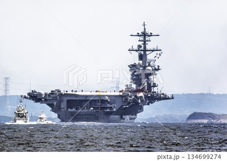 神奈川県横須賀海軍施設から出港して東京湾浦賀水道を航行する米国海軍原子力航空母艦ジョージワシントン 神奈川県横須賀海軍施設から出港して東京湾浦賀水道を航行する米国海軍原子力航空母艦ジョージワシントン 134699274