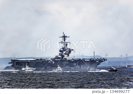 神奈川県横須賀海軍施設から出港して東京湾浦賀水道を航行する米国海軍原子力航空母艦ジョージワシントン 134699277