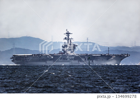 神奈川県横須賀海軍施設から出港して東京湾浦賀水道を航行する米国海軍原子力航空母艦ジョージワシントン 神奈川県横須賀海軍施設から出港して東京湾浦賀水道を航行する米国海軍原子力航空母艦ジョージワシントン 134699278