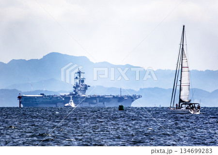 神奈川県横須賀海軍施設から出港して東京湾浦賀水道を航行する米国海軍原子力航空母艦ジョージワシントン 神奈川県横須賀海軍施設から出港して東京湾浦賀水道を航行する米国海軍原子力航空母艦ジョージワシントン 134699283