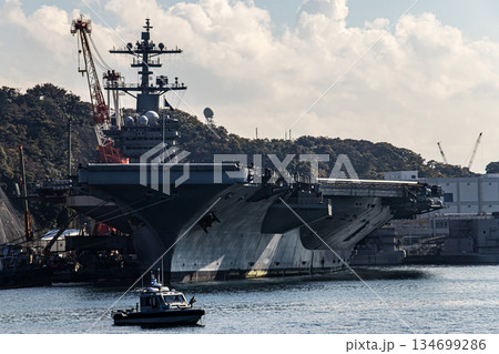 神奈川県横須賀海軍施設に停泊し補給修理を行うアメリカ海軍原子力航空母艦ジョージワシントン 神奈川県横須賀海軍施設に停泊し補給修理を行うアメリカ海軍原子力航空母艦ジョージワシントン 134699286