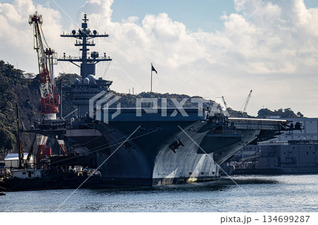神奈川県横須賀海軍施設に停泊し補給修理を行うアメリカ海軍原子力航空母艦ジョージワシントン 134699287