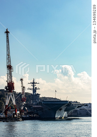 神奈川県横須賀海軍施設に停泊し補給修理を行うアメリカ海軍原子力航空母艦ジョージワシントン 134699289