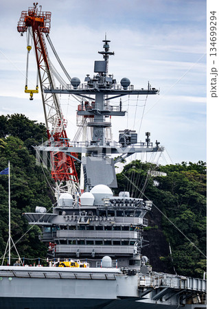 神奈川県横須賀海軍施設に停泊し補給修理を行うアメリカ海軍原子力航空母艦ジョージワシントン 134699294