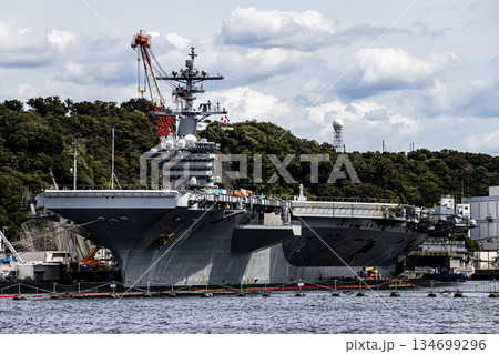 神奈川県横須賀海軍施設に停泊し補給修理を行うアメリカ海軍原子力航空母艦ジョージワシントン 134699296