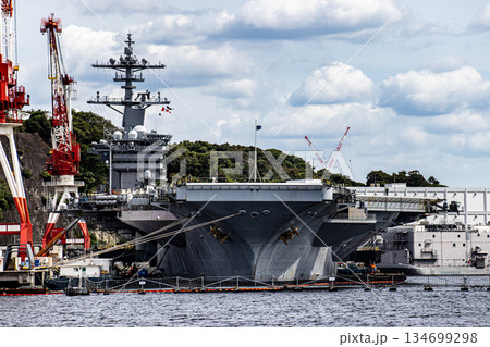 神奈川県横須賀海軍施設に停泊し補給修理を行うアメリカ海軍原子力航空母艦ジョージワシントン 神奈川県横須賀海軍施設に停泊し補給修理を行うアメリカ海軍原子力航空母艦ジョージワシントン 134699298
