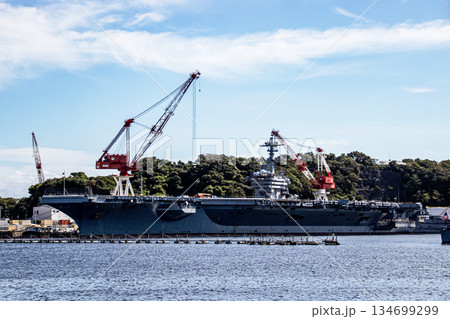 神奈川県横須賀海軍施設に停泊し補給修理を行うアメリカ海軍原子力航空母艦ジョージワシントン 神奈川県横須賀海軍施設に停泊し補給修理を行うアメリカ海軍原子力航空母艦ジョージワシントン 134699299