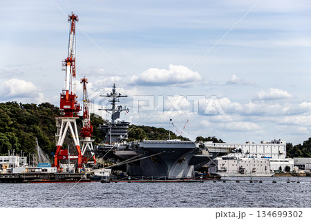 神奈川県横須賀海軍施設に停泊し補給修理を行うアメリカ海軍原子力航空母艦ジョージワシントン 神奈川県横須賀海軍施設に停泊し補給修理を行うアメリカ海軍原子力航空母艦ジョージワシントン 134699302