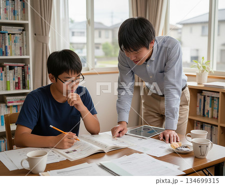 家庭教師に勉強を教えてもらう男子学生 134699315