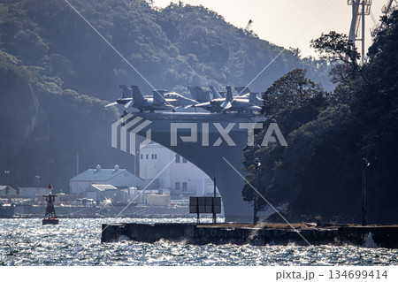 神奈川県横須賀海軍施設から出港して東京湾浦賀水道を航行する米国海軍原子力航空母艦ジョージワシントン 134699414