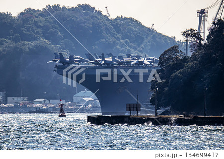 神奈川県横須賀海軍施設から出港して東京湾浦賀水道を航行する米国海軍原子力航空母艦ジョージワシントン 134699417
