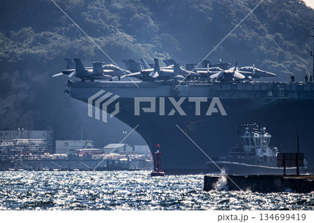 神奈川県横須賀海軍施設から出港して東京湾浦賀水道を航行する米国海軍原子力航空母艦ジョージワシントン 134699419