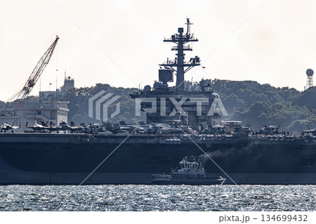 神奈川県横須賀海軍施設から出港して東京湾浦賀水道を航行する米国海軍原子力航空母艦ジョージワシントン 134699432