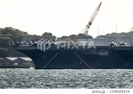 神奈川県横須賀海軍施設から出港して東京湾浦賀水道を航行する米国海軍原子力航空母艦ジョージワシントン 134699434