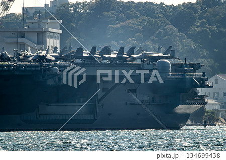 神奈川県横須賀海軍施設から出港して東京湾浦賀水道を航行する米国海軍原子力航空母艦ジョージワシントン 134699438