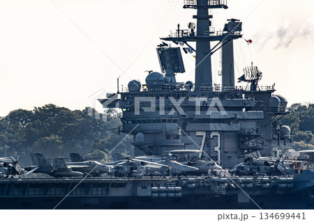 神奈川県横須賀海軍施設から出港して東京湾浦賀水道を航行する米国海軍原子力航空母艦ジョージワシントン 神奈川県横須賀海軍施設から出港して東京湾浦賀水道を航行する米国海軍原子力航空母艦ジョージワシントン 134699441